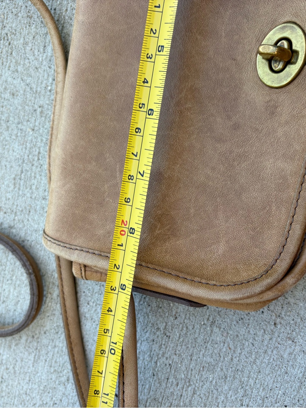 VINTAGE 80S COACH WORN IN LEATHER DINKY CROSSBODY HANDBAG - Picture 6 of 7